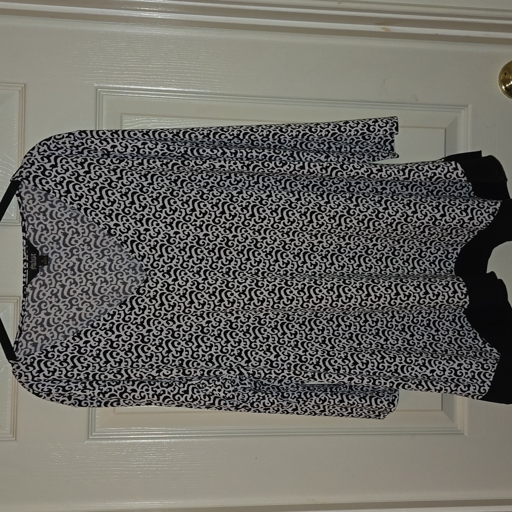 Slim Factor By Investments Black and White Patterned Women's Top